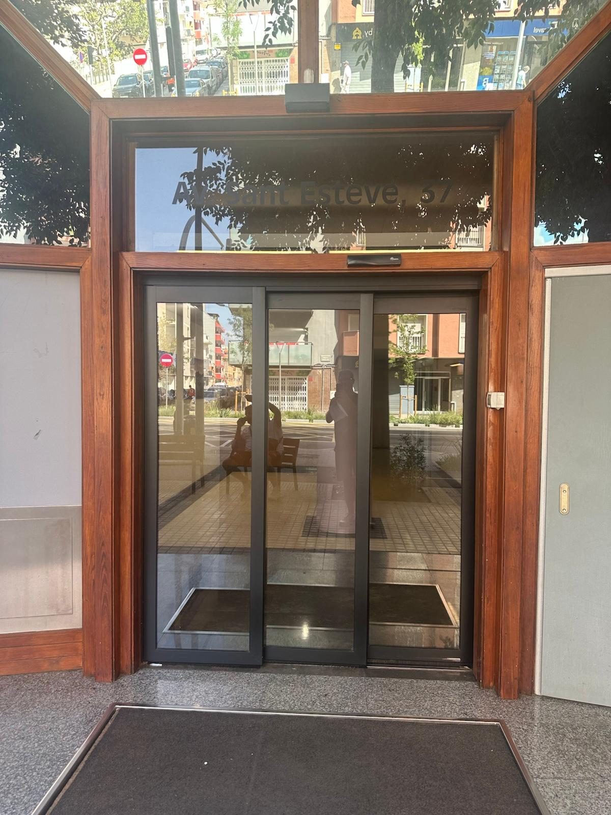 Entrada de Voceris Advocats, Avinguda de Sant Esteve 37, Granollers — el número consta al vidre de la porta